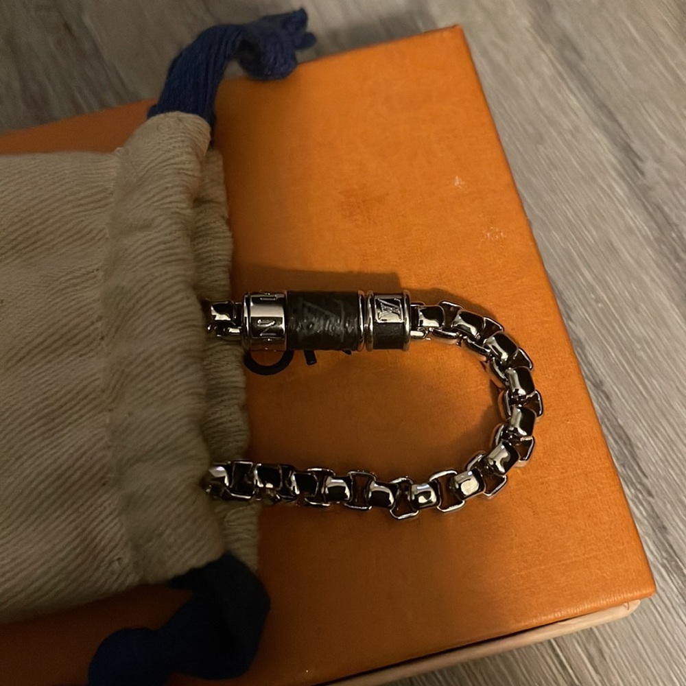 Genuine LV bracket 7.5 inches unisex never used. - Picture 6 of 11